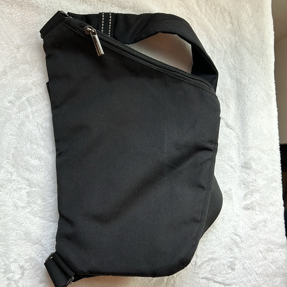 Vadoo Shoulder Sling Crossbody Bag - Picture 4 of 5